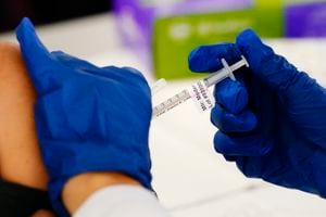 IMAGEN DE REFERENCIA: Un trabajador sanitario aplica una dosis de la vacuna contra el COVID-19 en un centro de vacunación en Morristown, Pennsylvania, EEUU, 7 de diciembre de 2021. 
(AP Foto/Matt Rourke, File)