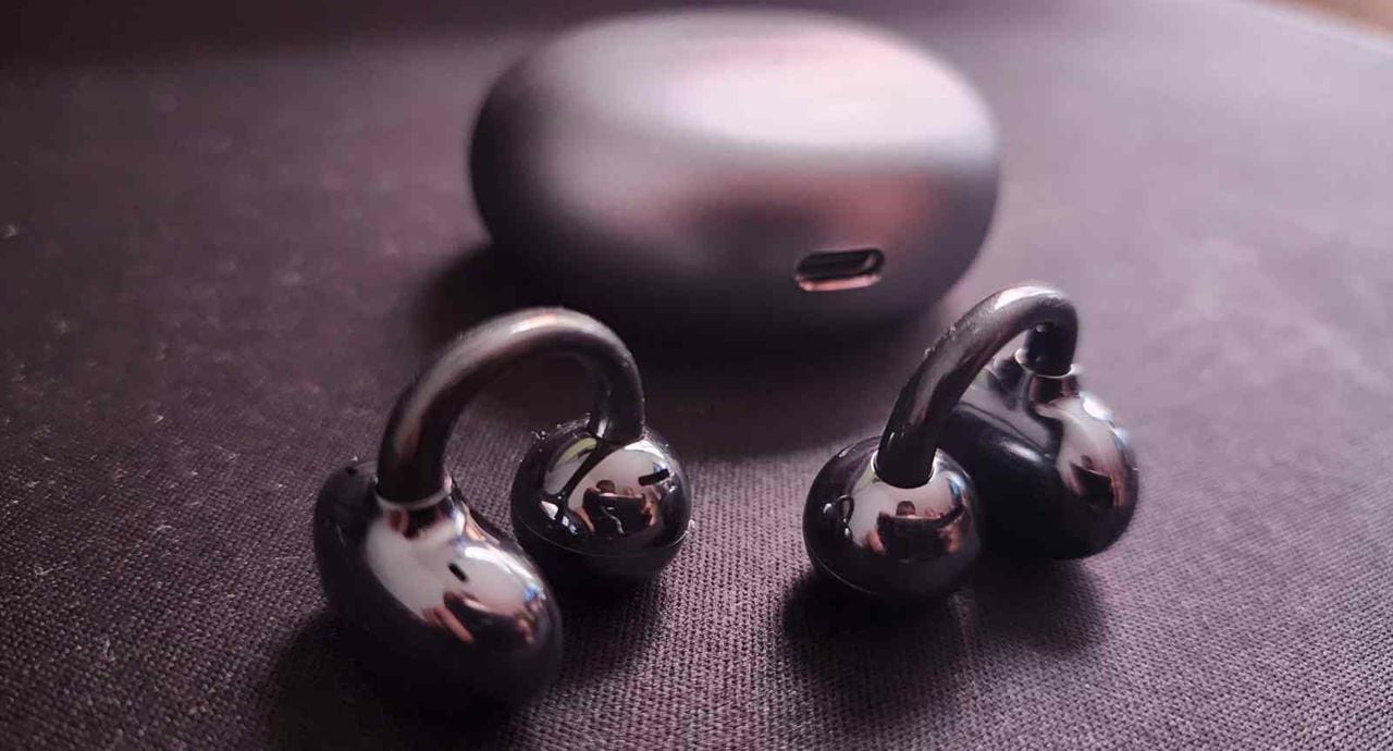 Los Huawei FreeClips tienen una forma que se ajusta al oido.