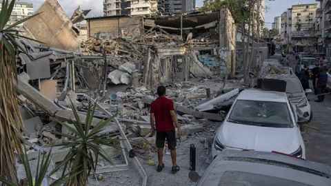 Israelíes inspeccionan los escombros de un edificio un día después de que fuera alcanzado por un cohete disparado desde la Franja de Gaza, en Tel Aviv, Israel, el 8 de octubre de 2023.