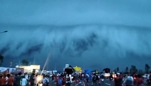 Impresionante nube monzónica en la ciudad india de Haridwar.