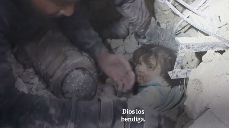Nour fue rescatada en la región de Jinderi, Siria. Los socorristas lograron mantenerla con vida mientras su padre observaba las labores de rescate.