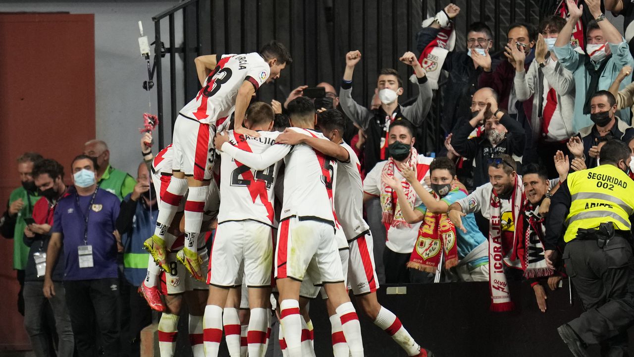 Rayo's Radamel Falcao celebrates after scoring his side's opening goal with his teammates during a Spanish La Liga soccer match between Rayo Vallecano and FC Barcelona at the Vallecas stadium in Madrid, Spain, Wednesday, Oct. 27, 2021. (AP Photo/Manu Fernandez)