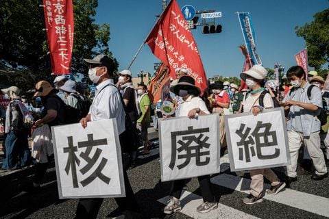 Un grupo antinuclear protesta en Hiroshima, este 6 de agosto (Photo by Yasuyoshi CHIBA / AFP)