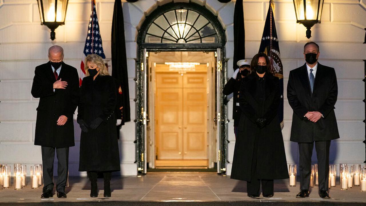 El presidente Joe Biden y la vicepresidenta Kamala Harris junto a sus esposos rindieron un minuto de silencio por los falleciedos.