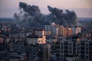 Una columna de humo sale de entre los edificios de la Ciudad de Gaza tras un ataque aéreos israelí, el 11 de octubre de 2023. (AP Foto/Fatima Shbair)
