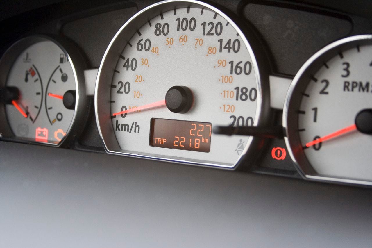Personas inescrupulosas pueden alterar el odómetro para bajarle el kilometraje a los carros usados.