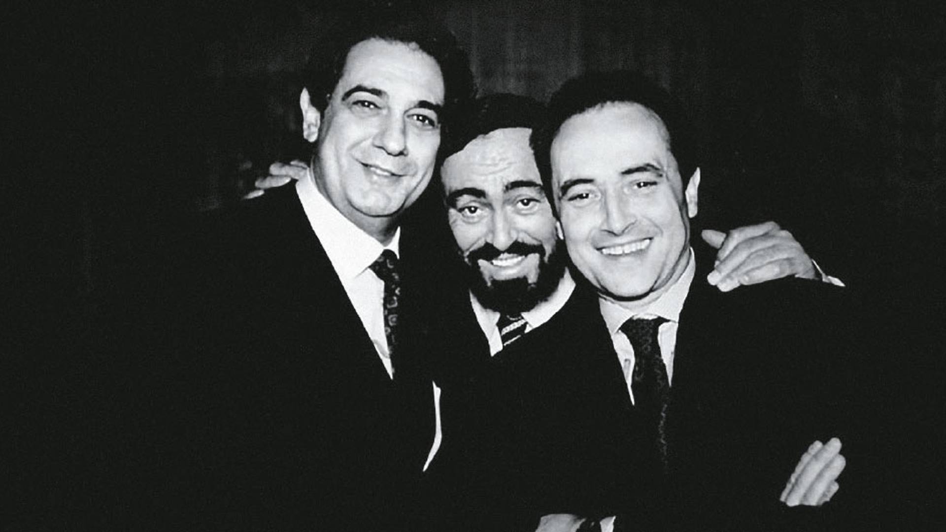 Con Luciano Pavarotti y José Carreras, ‘Los tres tenores’, hizo mucho dinero. Con el primero competía fuertemente por figurar en medios y en círculos de fama.