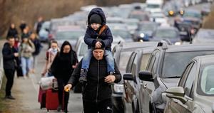  Centenares de personas han abandonado Ucrania huyendo de la guerra, pero el camino para muchos pinta más difícil de lo esperado.
