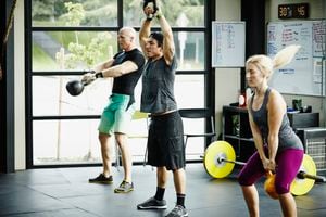 Imagen de referencia personas haciendo ejercicio para aumentar su masa muscular. Foto: Getty Images.