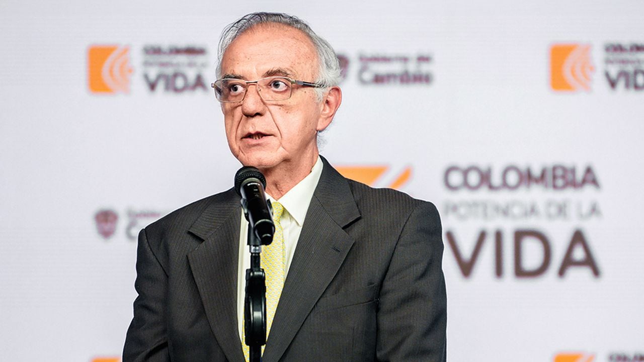  El ministro de Defensa, Iván Velásquez, estaba el día en que el presidente Petro denunció el “grave” caso de corrupción en el Ejército.  