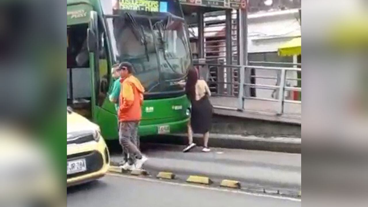 Una mujer abrazó y besó a un bus de transporte público en Pereira