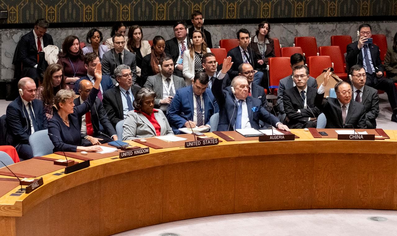 La embajadora estadounidense ante la ONU Linda Thomas-Greenfield se abstiene de votar en el Consejo de Seguridad de la ONU sobre una resolución que pide un cese al fuego en Gaza durante el Ramadán, en la sede de la ONU, el 25 de marzo de 2024