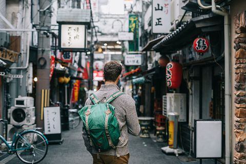 Turista descubriendo sitios escondidos en Osaka, Japón.