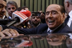Silvio Berlusconi es acosado por la prensa cuando sale de una reunión para decidir los líderes del grupo en la Cámara Baja, en Roma, el martes 18 de octubre de 2022. ( Cecilia Fabiano/LaPresse via AP)