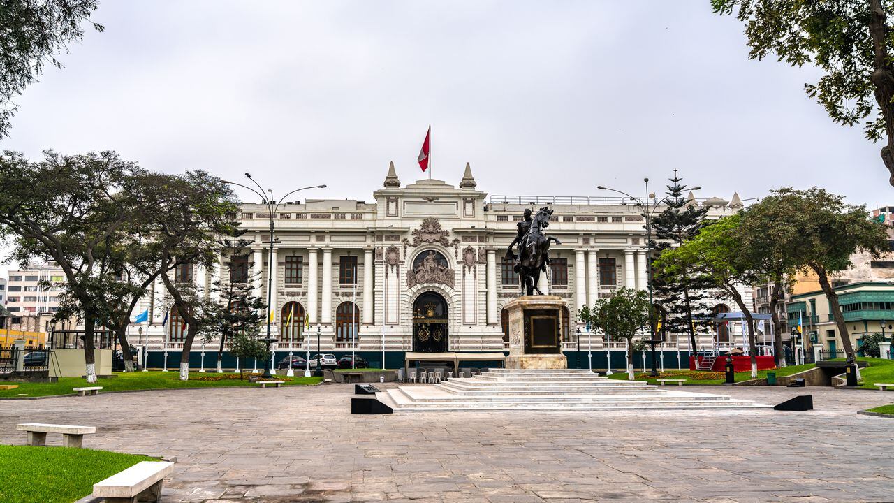 El congreso de Perú debate el adelanto de las elecciones luego de las fuertes protestas. Foto: Getty Images.