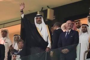 El jeque Tamim bin Hamad Al Thani saluda junto al presidente de la FIFA, Gianni Infantino, antes del partido inaugural de la Copa del Mundo entre Qatar y Ecuador en el estadio Al Bayt en Al Khor, Qatar, el domingo 20 de noviembre de 2022. (AP Photo/Manu Fernandez)