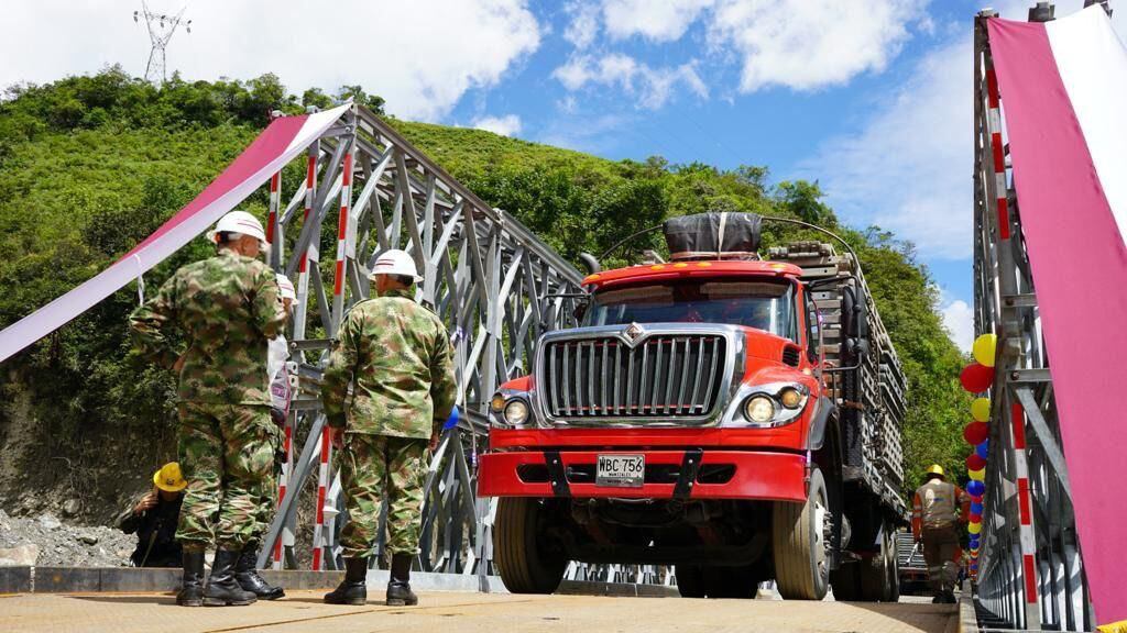 Ya están listos los dos puentes semipermanentes instalados en Quetame, Cundinamarca.