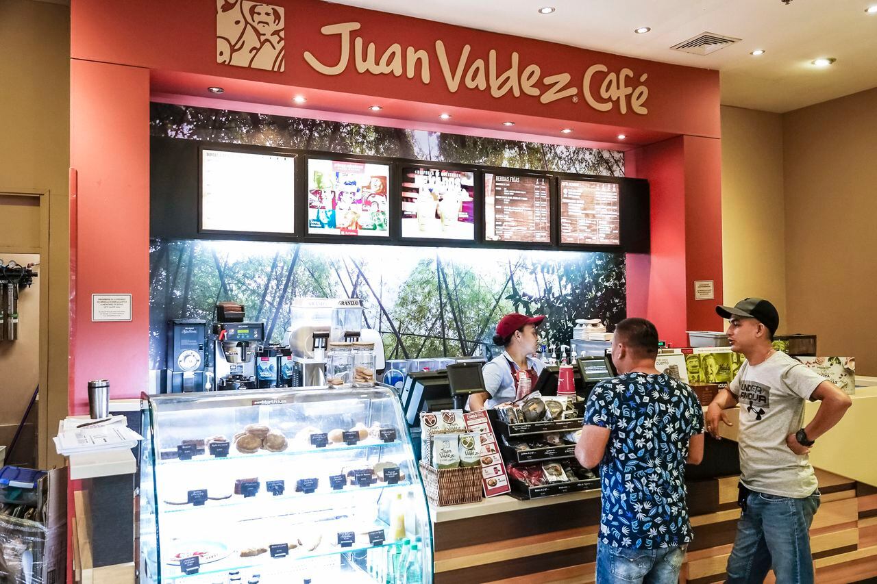 Colombia, Cartagena, Centro Comercial Nao, mostrador de café Juan Valdez Cafe