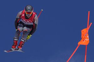Aleksander Aamodt Kilde de Noruega hace un salto durante el entrenamiento de descenso masculino en los Juegos Olímpicos de Invierno de 2022, el viernes 4 de febrero de 2022, en el distrito de Yanqing de Beijing. Foto AP/Robert F. Bukaty