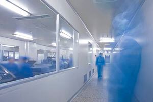 Laboratorio del hospital chino trabajando con un técnico irreconocible en azul