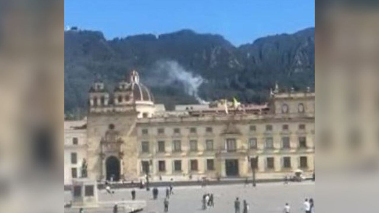 Un incendio en el cerro de Guadalupe se logra ver desde la Plaza de Bolívar, en Bogotá