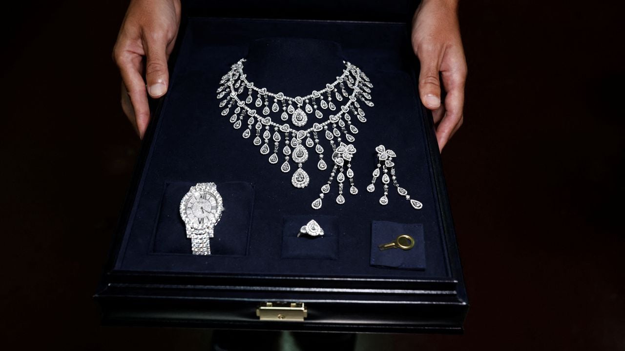 Un empleado de aduanas sostiene la caja que contiene las joyas con diamantes regaladas a Bolsonaro y a la exprimera dama Michelle Bolsonaro por el gobierno saudí que fue incautada por funcionarios de aduanas en el Aeropuerto Internacional de Sao Paulo-Guarulhos, en Guarulhos, Brasil