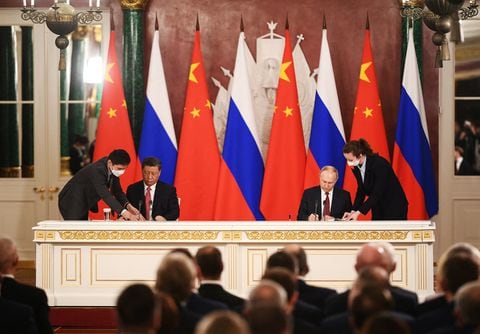 El presidente ruso Vladimir Putin y el presidente chino Xi Jinping asisten a una ceremonia de firma en el Kremlin en Moscú, Rusia, el 21 de marzo de 2023