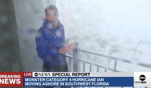 Uno de los periodistas de la cadena de televisión ABC en medio de la tormenta causada por el huracán Ian