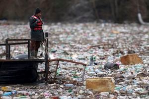 Botellas de plástico, tablones de madera, barriles oxidados y otra basura arrojada en vertederos ribereños mal regulados o directamente en los ríos acumulados durante alta temporada de agua, detrás de una barrera de basura en el río Lim en el suroeste de Serbia cerca de Priboj, Serbia, el lunes 30 de enero de 2023. . 