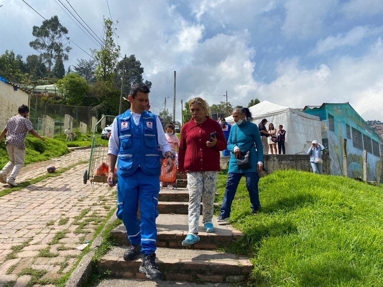 Entrega de ayudas humanitarias en el barrio San Isidro, vía La Calera, Cundinamarca.