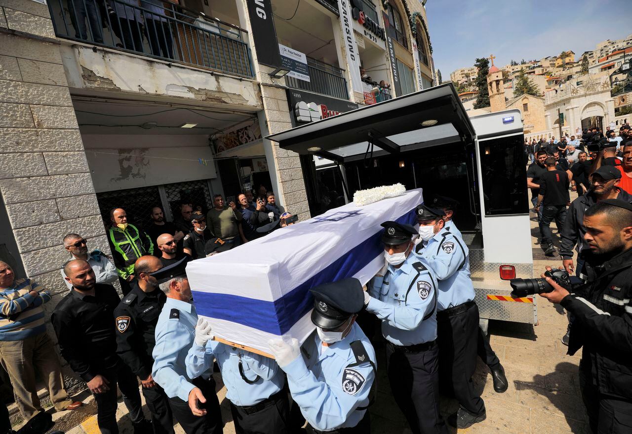 Los dolientes israelíes asisten al funeral de Amir Khoury, de 32 años, un policía cristiano árabe israelí, una de las cinco personas que murieron en un ataque a tiros en la ciudad religiosa de Bnei Brak, el 31 de marzo de 2022 en Nazaret. (Foto de Jalaa MAREY / AFP)