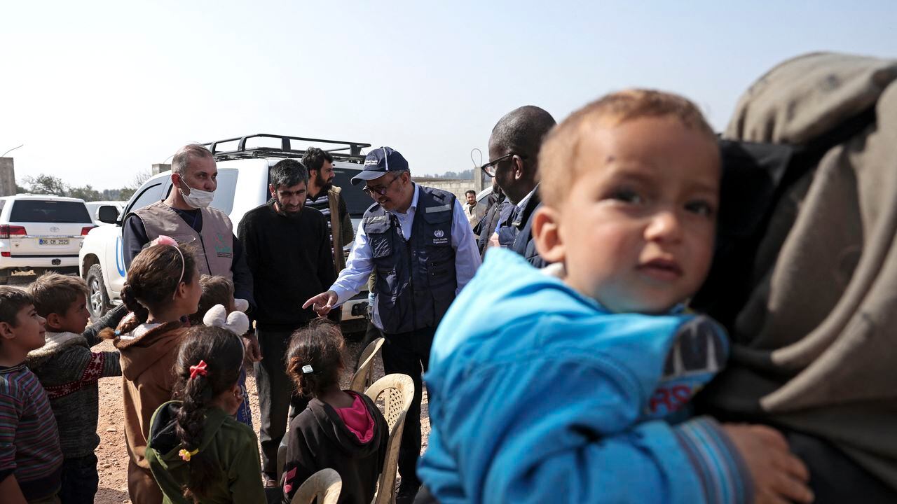 El jefe de la Organización Mundial de la Salud, Tedros Adhanom Ghebreyesus (centro), visita un refugio para personas desplazadas por el desastre en Kafr Lusin, cerca de la frontera turca, el 1 de marzo de 2023, durante su primera visita a las áreas controladas por los rebeldes en la Siria devastada por la guerra. - Ghebreyesus instó a la comunidad internacional a ayudar al noroeste de Siria afectado por el terremoto. La ONU ha lanzado un llamamiento de 397 millones de dólares para ayudar a las víctimas del terremoto en Siria, pero advirtió que "no estamos recibiendo tanto como lo que se necesita para esta emergencia". (Foto de OMAR HAJ KADOUR / AFP)