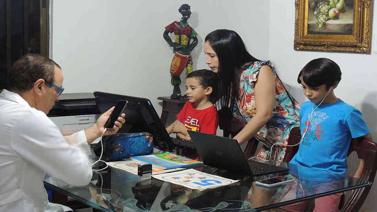 Carlos Alberto Auque es un reconocido pediatra de Barranquilla y su esposa Kelly Navarro Abello una destacada enfermera jefe de una clínica.
