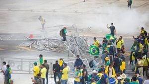 Partidarios del expresidente brasileño, Jair Bolsonaro, se manifiestan contra el presidente Luiz Inácio Lula da Silva, en Brasilia.