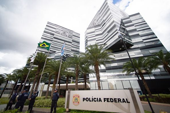 La policía informó además que la operación incluyó 16 órdenes de allanamiento, en Brasilia y Río de Janeiro, y seis órdenes de arresto. (Photo by Andressa Anholete/Getty Images)