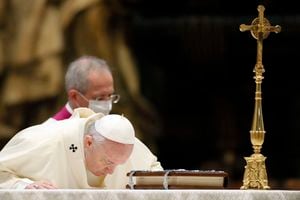 El Papa Francisco celebra la misa con motivo de la fiesta de Nuestra Señora de Guadalupe, en la Basílica de San Pedro en el Vaticano. Foto: Remo Casilli / Pool vía AP.