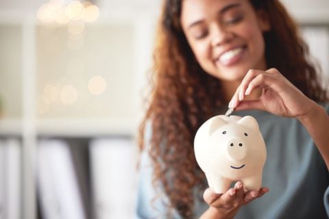 Ahorrar en casa es uno de los métodos más usados, aunque también puede hacerlo en su banco.
