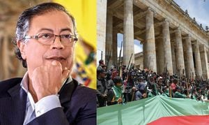 El presidente Gustavo Petro y los miembros de la guardia indígena que arribaron a la Plaza de Bolívar, en Bogotá.