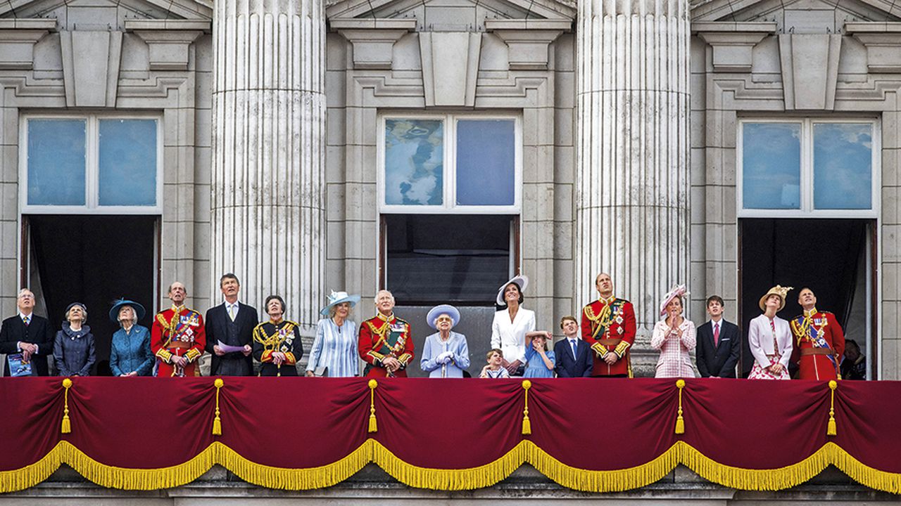  Al balcón del Palacio de Buckingham, su majestad solo invitó a los miembros en funciones de la familia real en el día oficial de su cumpleaños. 
