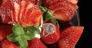 Las fresas Arnaud, un postre que se sirve en un restaurante de lujo de Nueva Orleans, están decoradas con un anillo de diamantes de 4,7 quilates. El precio del postre es de US$1,4 millones.