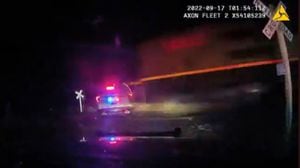 Tren choca patrulla de policía en Colorado