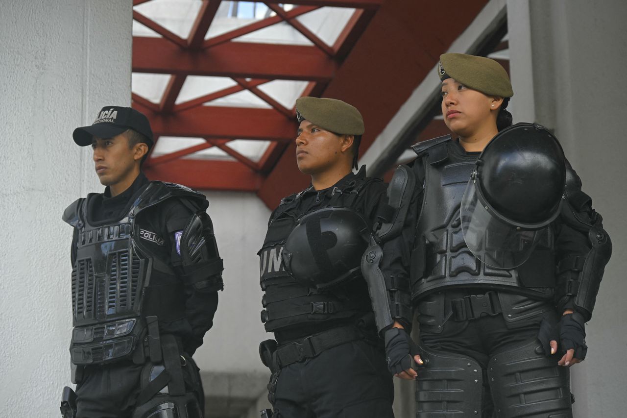 La policía antidisturbios hace guardia durante la audiencia judicial de hábeas corpus para el ex vicepresidente de Ecuador, Jorge Glas, en la Corte Nacional de Justicia de Quito, el 12 de abril de 2024