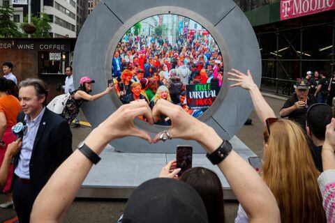 Los neoyorquinos saludan a la gente en Dublín durante la revelación del Portal, una escultura de tecnología pública que conecta directamente entre Dublín, Irlanda y el distrito Flatiron en Manhattan, en la ciudad de Nueva York, EE.UU., 8 de mayo de 2024.