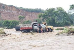 15 volqueteros quedaron atrapados por la crecida del rio Zulia, en Norte de Santander