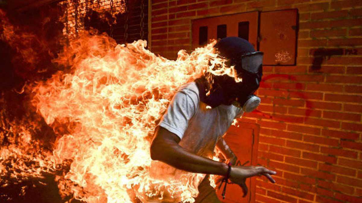 José Víctor Salazar Balza (28) encendido en llamas en medio de las violentas confrontaciones con la policía antidisturbios durante una protesta contra Nicolás Maduro en Caracas, Venezuela. Foto: Ronaldo Schemidt (Venezuela).