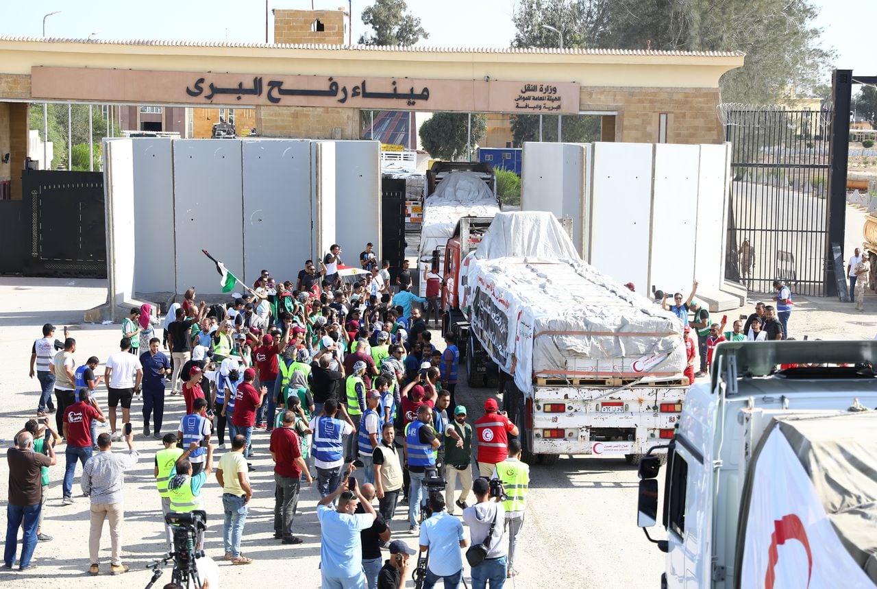 El paso de Rafá entre Egipto y el sur de la Franja de Gaza ha abierto brevemente sus puertas esta mañana para permitir la entrada de la primera remesa de ayuda humanitaria al sur del enclave palestino desde el comienzo de la guerra entre Hamás e Israel el pasado 7 de octubre.