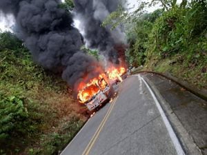 Imagen de los buses quemados compartidas por el gobernador de Risaralda en su cuenta de Twitter @VictorTamayoV