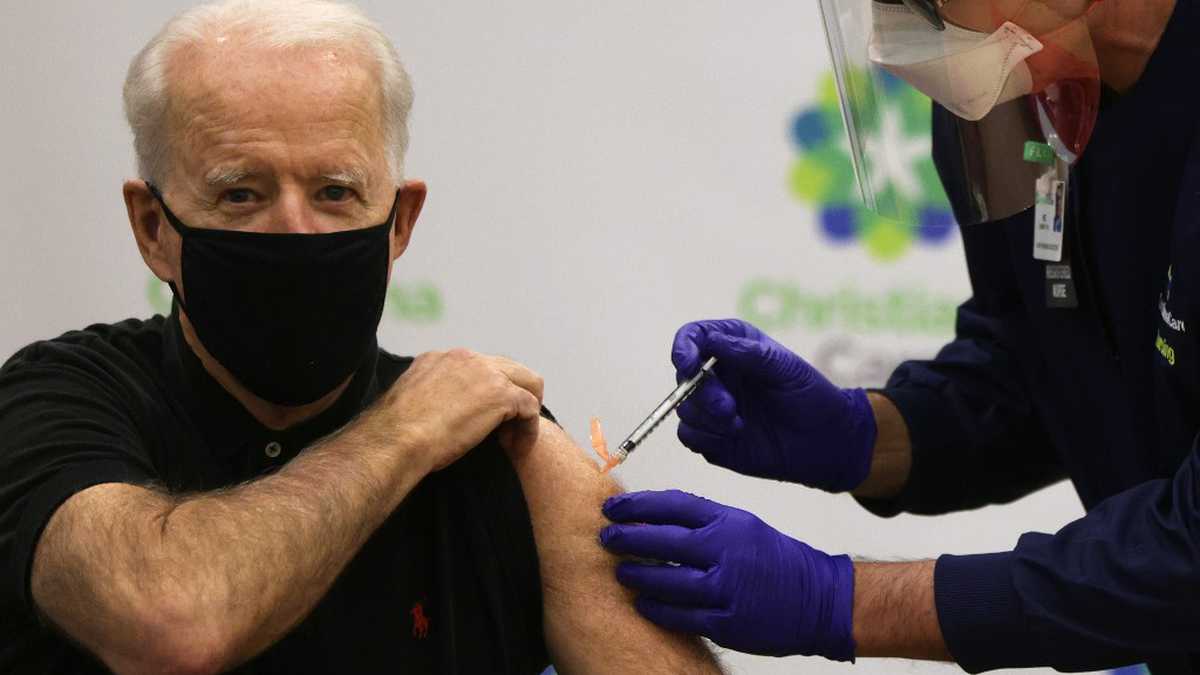 Joe Biden recibe la segunda dosis de la vacuna desarrollada por Pfizer y BioNTech.