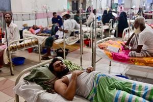 Más de 1.000 personas en Bangladesh han muerto de dengue este año, el peor brote registrado en el país de la enfermedad transmitida por mosquitos, que está aumentando en frecuencia debido al cambio climático. (Foto de Munir uz ZAMAN / AFP)