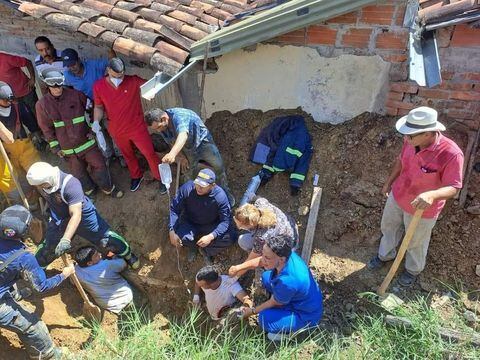 Rescate de dos obreros en derrumbe en Obando, Valle
